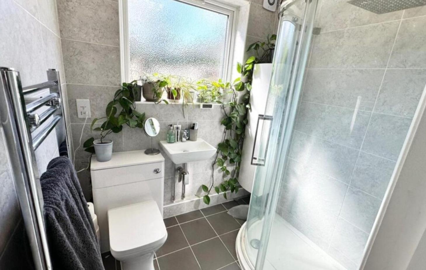 Gazde/Camere de închiriat Heathrow Airport Pick Up-paid Uxbridge Cozy Shared Near Brunel Londra